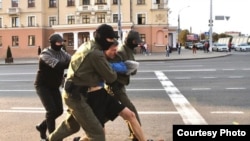 Незаконне затримання студента біля метро встигли зафіксувати на фото