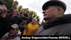 К Рифату Ганибаеву (справа) у татарстанских инвалидов накопилось множество претензий. Фото с митинга за отставку главы ФСС по РТ Павла Лоханова.