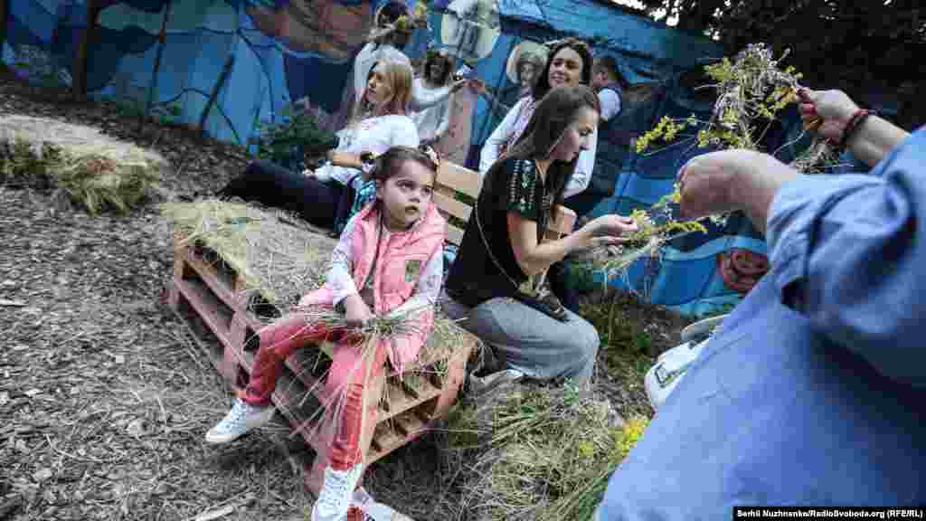 У плетінні вінків допомагали і найменші 