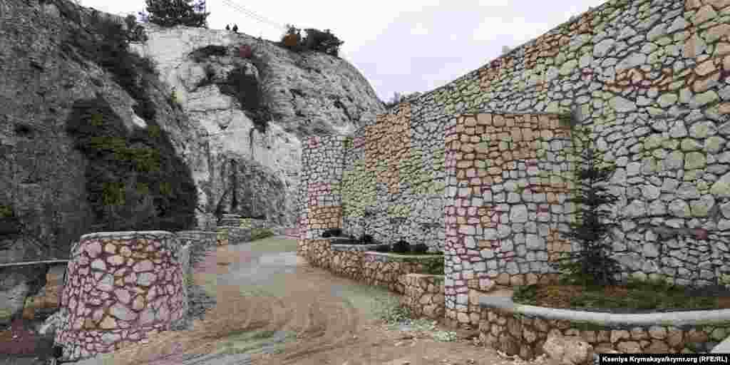 Он находится в скалах Внутренней горной гряды над дорогой Бахчисарай – Синапное, между сёлами Предущельным и Баштановкой Бахчисарайского района Крыма