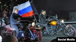Президент России Владимир Путин с байкером Хирургом (Александром Залдостановым)
