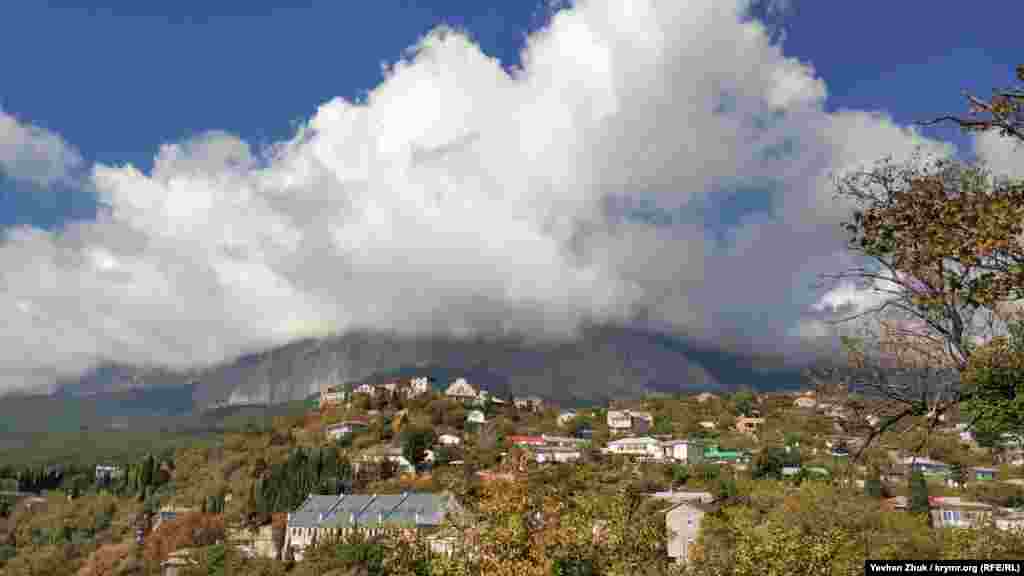 Гора Ай-Петрі за хмарами  