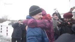 Российский активист Ильдар Дадин освобожден из-под ареста (видео) Российский активист Ильдар Дадин освобожден из-под ареста (видео)