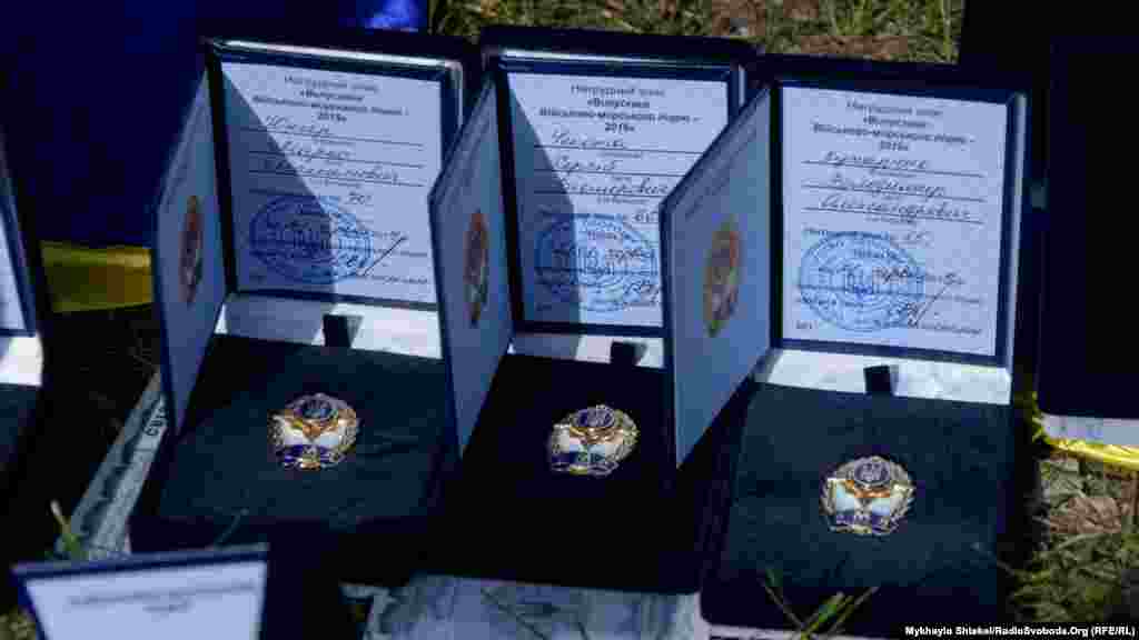 Крім атестату ліцеїсти отримують нагрудні знаки, а деякі також грамоти та відзнаки 