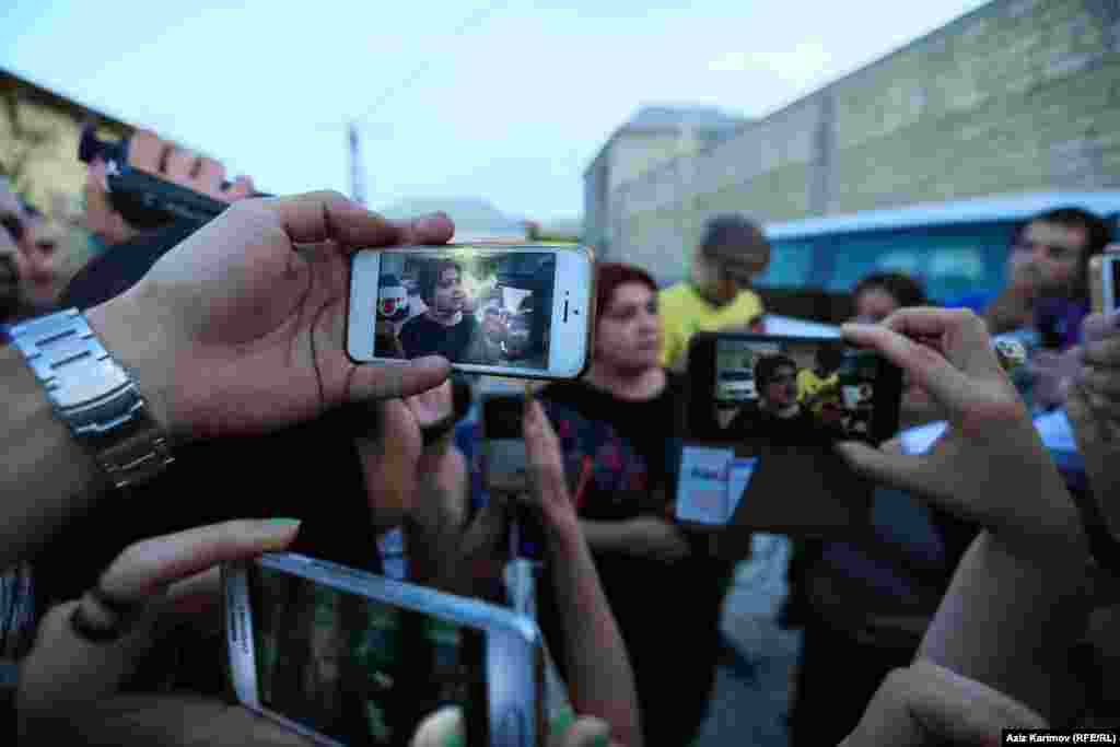 Известная азербайджанская журналистка Хадиджа Исмайлова вышла из тюрьмы 25 мая 2016 года. Приговор суда в 7,5 лет тюрьмы ей заменили на условный в три года и шесть месяцев. В сентябре 2015 года суд в Баку признал журналистку виновной в растрате и налоговых преступлениях, но Хадиджа и ее адвокаты считали дело политическим, а процесс, который над ней проходил – с многочисленными нарушениями. Журналистка много лет расследовала коррупцию в высших эшелонах власти Азербайджана, в том числе в правящей семье. После освобождения из тюрьмы, она заявила, что не покинет Азербайджан. "Я не собираюсь убегать только потому, что кому-то не нравится то, что я говорю правду", – сказала она