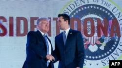 Президент США Дональд Трамп (л) і його соратник Чарлі Кірк, архівне фото, 2019 рік