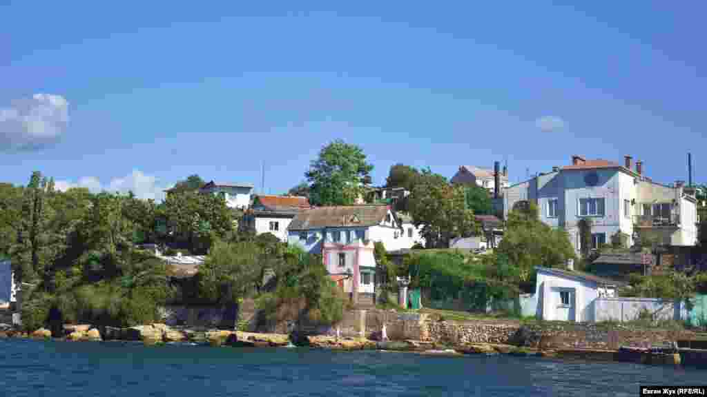 Деякі з будинків у «Аполлонівці», як її називають місцеві жителі, буквально нависають над морем