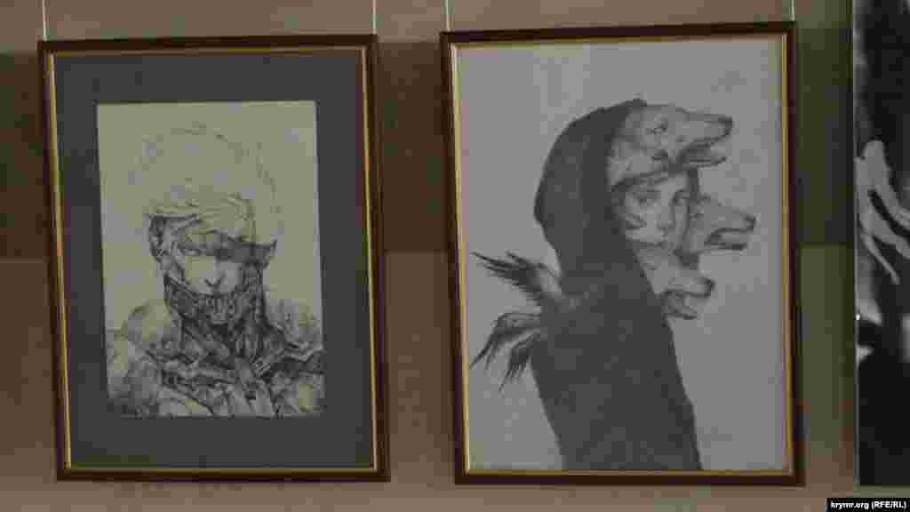 На выставке было представлено довольно много работ в черно-белых тонах: агрессивных или передающих чувство опасности, безнадеги. 