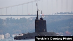 Российская дизель-электрическая подводная лодка «Ростов-на-Дону» проходит через пролив Босфор, 2015 год. Иллюстративное фото