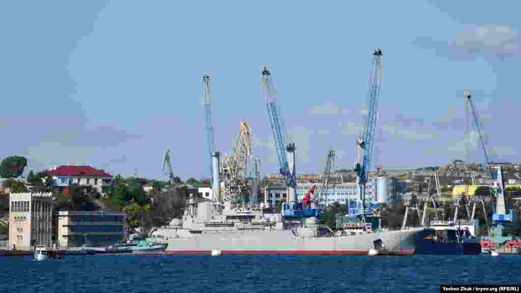 У Куриной пристани без опознавательных знаков стоит большой десантный корабль (БДК) «Константин Ольшанский» ВМС Украины, захваченный весной 2014 года в заливе Донузлав. Номер U402 на борту был закрашен в ноябре 2015 года под видом ремонтно-покрасочных работ