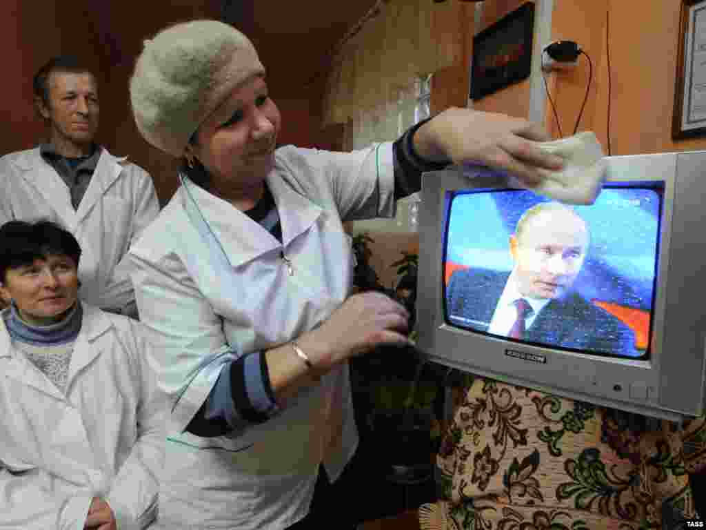 Говоря о демографии, Путин отметил, что тенденции свидетельствуют о вере людей в позитивное развитие России