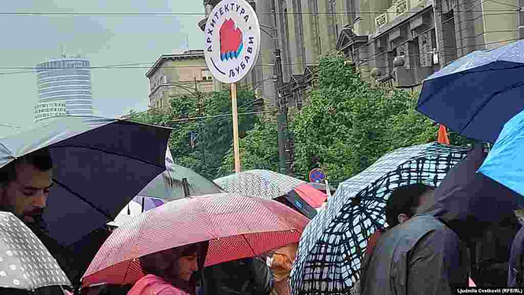 Nekoliko stotina učesnika okupilo se po jakom pljusku.