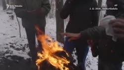 Migranti u Velikoj Kladuši spavaju pod snijegom Migranti u Velikoj Kladuši spavaju pod snijegom