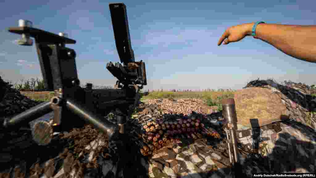 «Бойовики» перебувають у посадці через поле. Вони теж досить добре «вкопалися». Відстань до них сотні метрів, тому долітає сюди майже усе – і кулі, і гранати від СПГ, РПГ та АГС. Треба бути пильним...