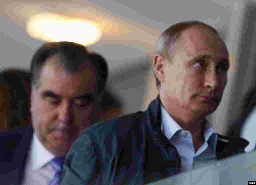Эмомали Рахмону тоже есть отчего потупить взгляд за спиной Путина: глава Таджикистана, правящий страной с 1992 года, теперь уступает российскому лидеру в своем рейтинге - на президентских выборах 2013 года Рахмон набрал всего 83,92% голосов.