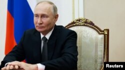 У березні 2023 року Палата попереднього провадження Міжнародного кримінального суду видала ордер на арешт російського президента Володимира Путіна. Після цього він відвідував країну-члена МКС, його не арештували