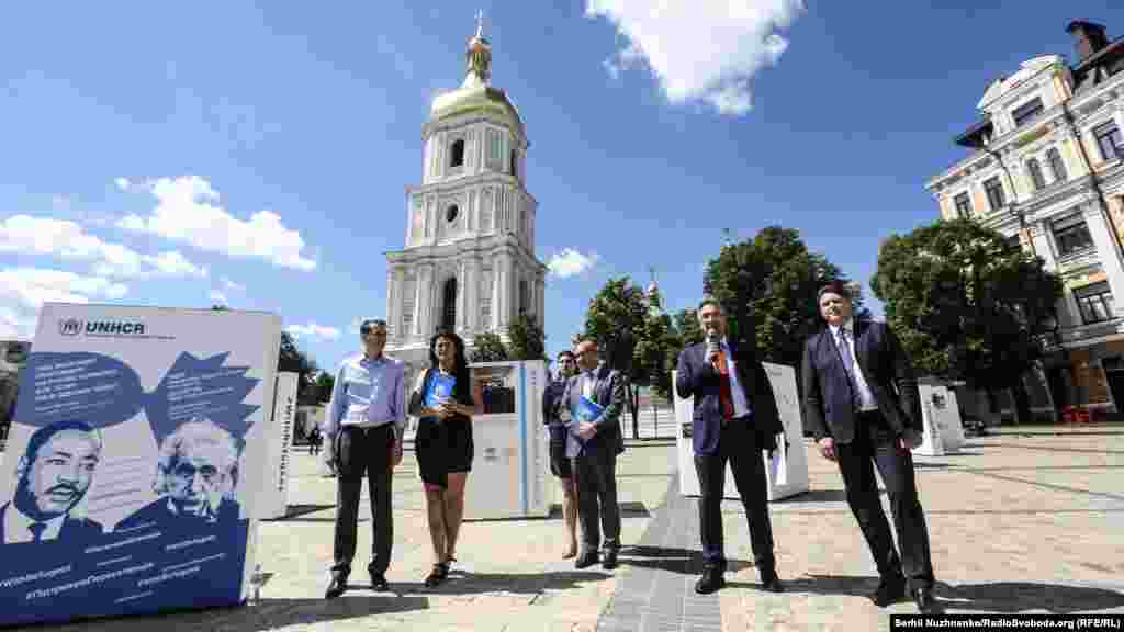 Відкриття фотовиставки і вступні слова спікерів. Звіт ООН: кожен 113-й житель Землі – біженець.