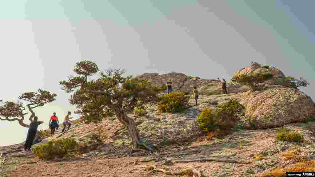 Туристы поднимаются на скалу Космос. Ее высота – 245 метров