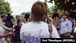Ольга Романова, супруга Алексея Козлова, разговаривает с журналистами у Мосгорсуда, 29 июля 2011