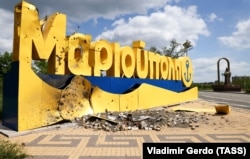 Ушкоджена обстрілом стела на в'їзді до міста Маріуполь з боку Бердянська, 23 травня 2022 року