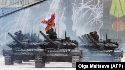 Танки T-72B3 на Дворцовой площади 27 января 2019 г.