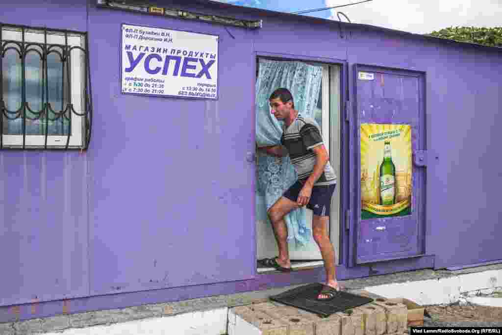  Єдиний працюючий продовольчий магазин у селищі