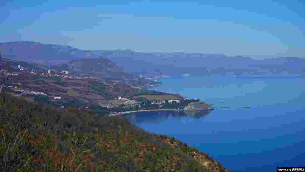 Трохи нижче, зі східного відрізка маршрутної стежки, чітко вимальовувалися мис Плака, гора Кастель, за ними танула в сизій імлі видима прибережна зона Алушти