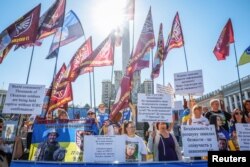 Rođaci nestalih ukrajinskih vojnika drže zastave i transparente tokom skupa povodom proslave Dana nezavisnosti u centru Kijeva 24. augusta.