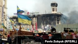Майдан Незалежності після нічних протистоянь, Київ, 19 лютого 2014 року