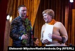 Нагороджують волонтера Марину Ізосімову. Одеса, 7 березня 2018 рок