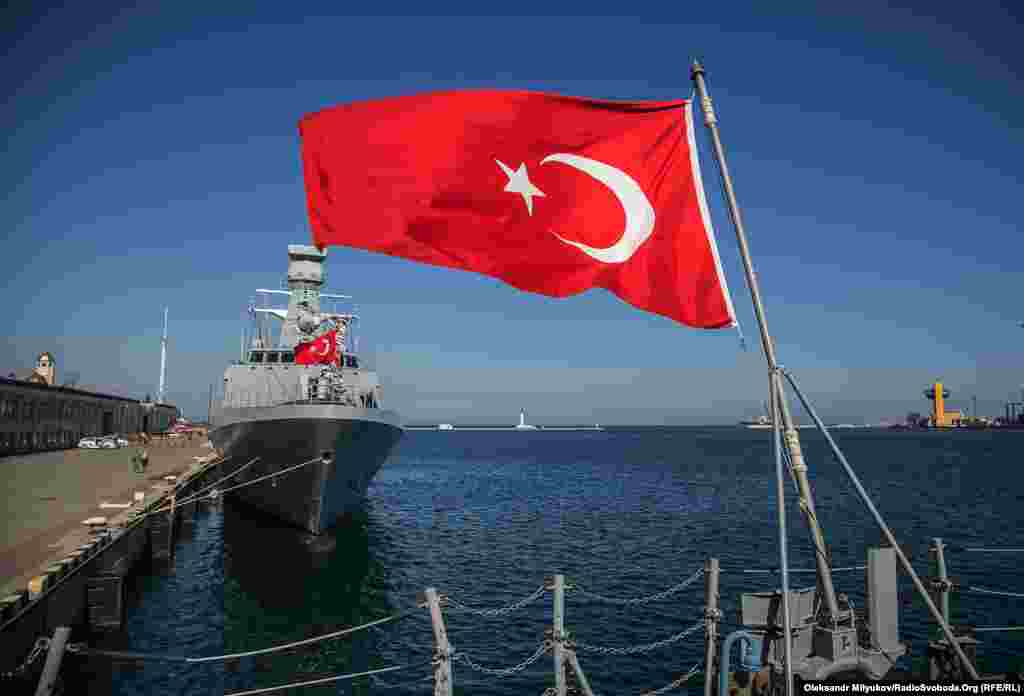 Кораблі ошвартовані біля так званого «гостьового» причалу Одеського морського вокзалу