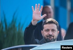 Президент України Володимир Зеленський таким жестом позначив момент від'їзду з саміту НАТО в Гаазі, Нідерланди, 25 червня 2025 року