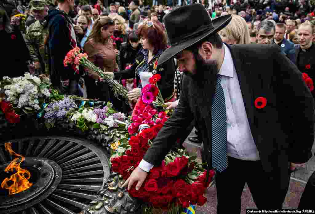 Православні, католики, євангельські християни-баптисти, протестанти, юдеї, кришнаїти зібрались біля пам’ятника Невідомому матросу на Алеї Слави в парку імені Шевченка, Одеса
