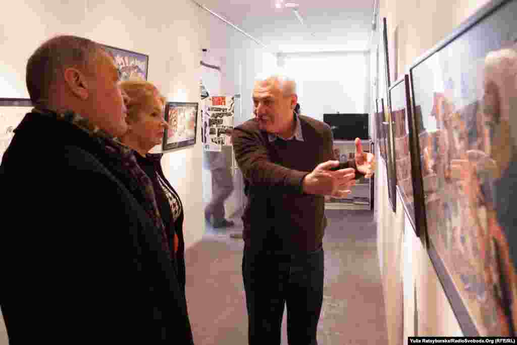 Популярно – про технологію японської гравюри. У процесі створення задіяно щонайменше три майстри – художник, що створює ескіз, різьбяр, що виготовляє дощечки (окрема – для кожного кольору) для відтисків, і власне друкар, що робить відбитки. З однієї партії дощок може бути створено 100-110 відбитків. Найціннішими вважаються перші – як найчіткіші, з високою деталізацією, розказують мистецтвознавці відвідувачам