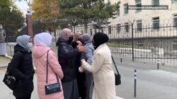 «Всех загрузили в автобус и увезли»: что произошло под Крымским гарнизонным военным судом (видео) «Всех загрузили в автобус и увезли»: что произошло под Крымским гарнизонным военным судом (видео)