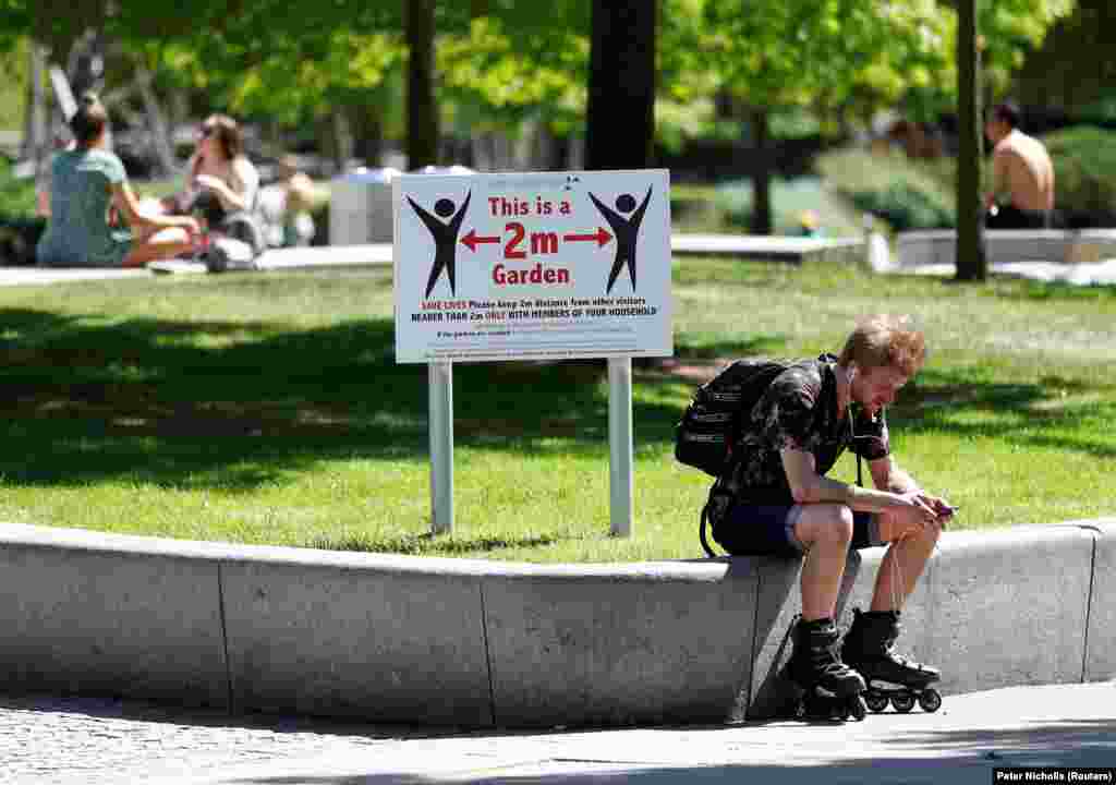 У більшості країн світу новим атрибутом громадських місць стало нагадування про дотримання дистанції. На фото парк у середмісті Лондона з табличкою, яка повідомляє, що відвідувачі мають дотримуватися двометрової відстані один від одного