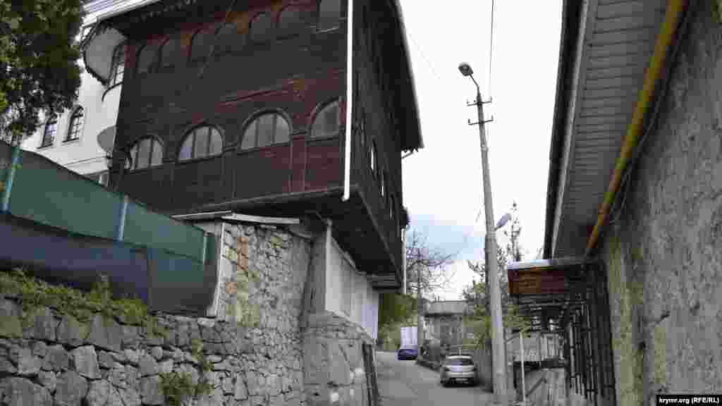 В районе дома №31 можно увидеть архитектурные «изыски» в ялтинском стиле 90-х годов прошлого века. Дом, нависающий над дорогой, имеет среди местных прозвище «копченый» из-за характерного цвета деревянной обшивки