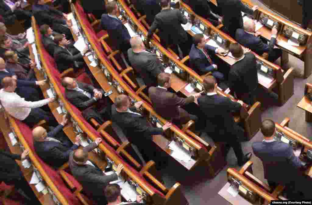 Музична пауза: ось як у 2018 році депутати тренувалися у грі в піаніно. Оскільки інструментів у сесійній залі немає, деякі вирішили тиснути на інші кнопки. На фото – яскравий приклад «кнопкодавства» (голосування депутатом замість колег)