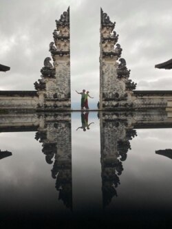 Дарія й Едуардо перед воротами храму Балі