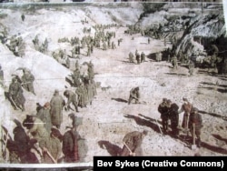 Радянські військовополонені в яру після розстрілів. Бабин Яр нацисти використовували як місце для страт для радянських військовополонених, ромів, євреїв та інших «небажаних»