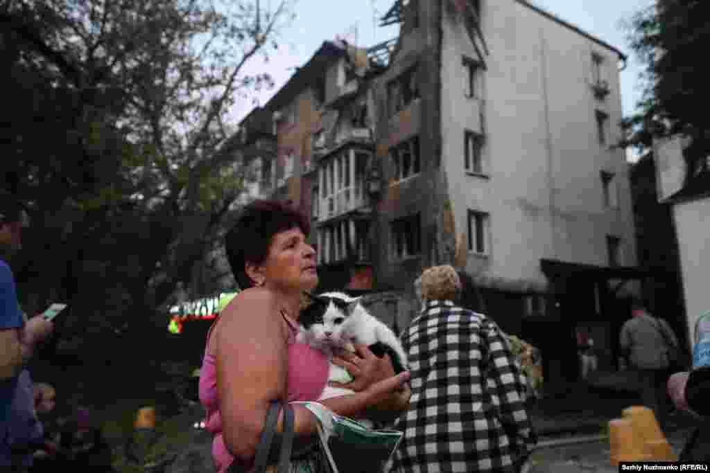 Ще один атакований будинок у Шевченківському районі столиці. Жінка винесла кота та речі першої необхідності