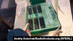 Мітингувальники трощать відділення російського «Сбербанку» у Києві, 21 листопада 2016 року