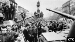 Жителі Праги зупиняють танки військ Варшавського договору. Прага, 21 серпня 1969 року