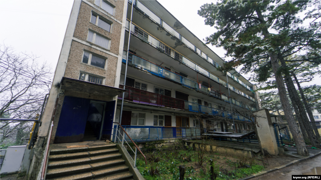 Единственная в поселке жилая пятиэтажка 