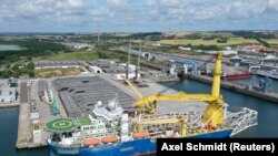 Трубоукладач «Академік Черський» в порту Мукран. 7 липня 2020 року