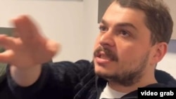 Бека Берадзе сказав, що проходив неподалік від місця проведення антиурядового мітингу рано вранці 1 грудня, коли його схопили співробітники служби безпеки.