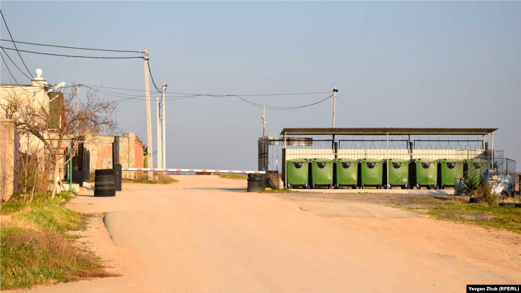 Шлагбаум на въезде в садовое товарищество «Берег»