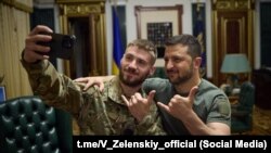 Президент України Володимир Зеленський та майстер-сержант 47-ї окремої механізованої бригади «Маґура» Валерій Маркус під час зустрічі. Червень 2023 року