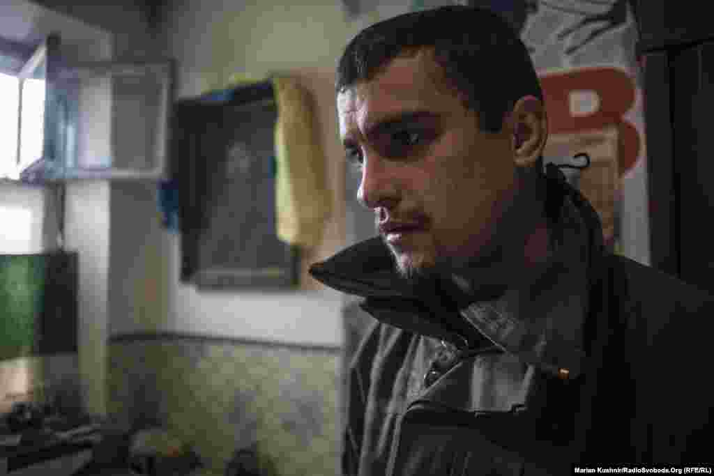 Солдат батальйону «Айдар» Микола. На тлі прапора і портрета Тараса Швченка. Хлопець возить із собою портрет письменника під час усіх ротацій і зміни місця дислокації. «У кожного свій прояв віри і патріотизму. Мій – такий», – пояснив присутність образу Шевченка на стіні Микола