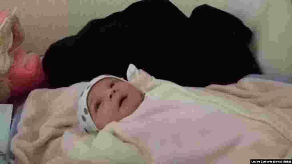 Двухмесячная дочь Владлена (Вели) Абдулкадырова лежит на столе в фойе Киевского районного суда. Ее отец стал одним из 24 задержанных после массовых обысков в Крыму 27 марта